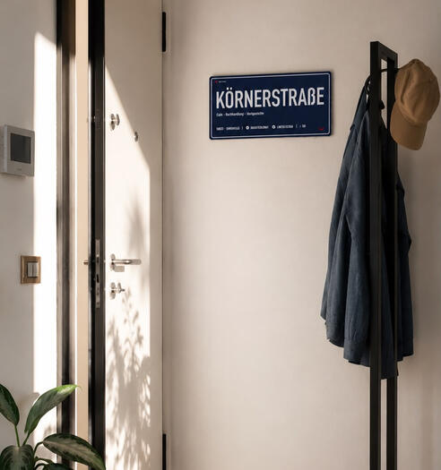 Körnerstraße im Wohnraum Das Aluminium-Designschild „Körnerstraße“ von DasIstColonia als moderne Wanddekoration im Eingangsbereich eines Zuhauses. Design Straßenschild für Köln-Liebhaber